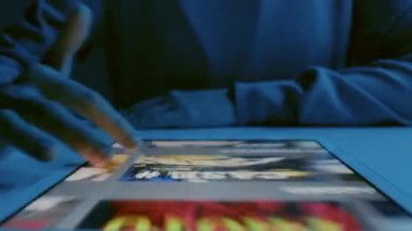 Tanımlanamayan bir kadının tabletle masada oturduğu ve gece vakti film izlemeyi seçtiği zaman dilimi.