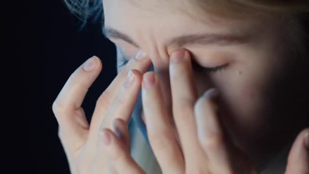 コンピュータの前に座っている疲れ果てた女性が目に触れ 指で顔に触れ ひどくさわやかになる — ストック動画
