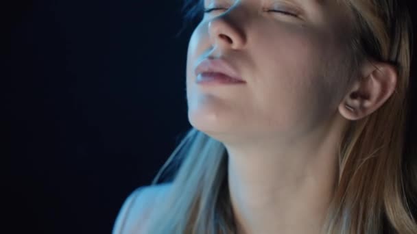 Yorgunluktan Bitap Düşmüş Kadın Ofis Çalışanı Geceleri Bilgisayarın Başında Oturup — Stok video