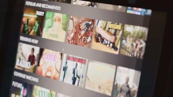 Hiçbir Insan Akış Servisinden Seçebileceği Filmler Serilerle Bilgisayar Ekranını Kapatamaz — Stok video