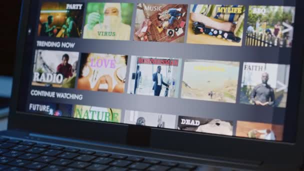 Incline Perto Pessoa Irreconhecível Escolhendo Filme Serviço Streaming Laptop Noite — Vídeo de Stock