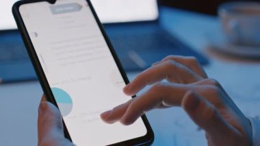 Tanımlanamayan kişilere yakın çekim yap ve gece vakti akıllı telefondaki grafiklere daha yakından bak.