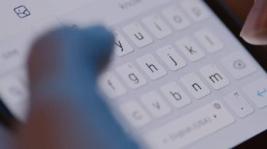 Klavyeye mesaj yazan parmaklar ve akıllı telefonları tutan ellerin aşırı yakınlaşması