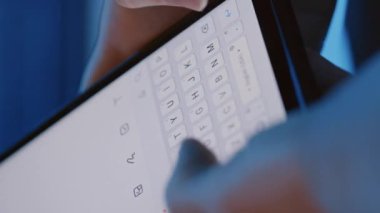 Gece parmaklarıyla akıllı telefon yazan kadın ellerinin dikey olarak kapatılması.