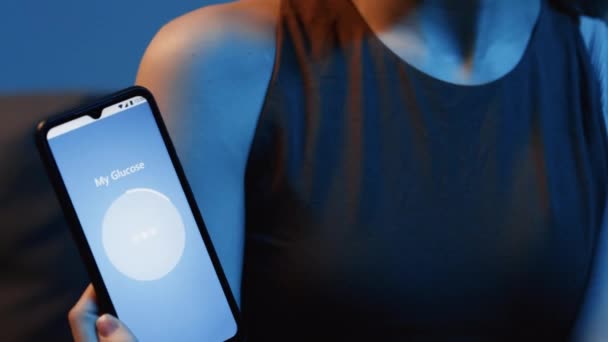 Omzunda Sensör Olan Tanınmayan Bir Kadının Akıllı Telefonunda Düşük Glikoz — Stok video