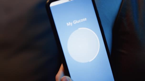 Penutup Ekstrim Dari Aplikasi Mobile Yang Menampilkan Kadar Glukosa Yang — Stok Video