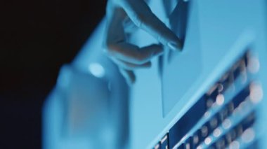 Dişi parmakları dikey olarak dikey bir şekilde kapatıyorlar. Geceleri laptopun dokunmatik yerinin üzerinden geçiyorlar.