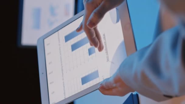 태블릿 와이프를 그래프와 문서를 클로즈업 — 비디오