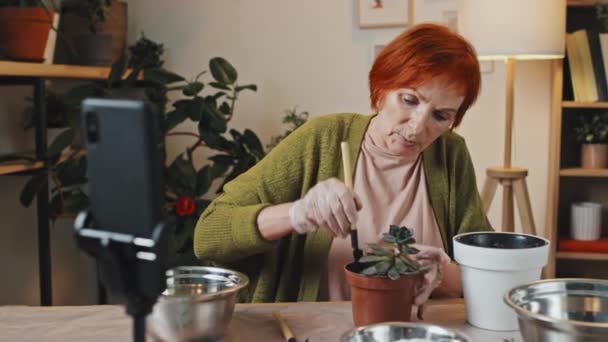 Richtige Mittlere Nahaufnahme Einer Seniorin Mit Roten Haaren Die Tisch — Stockvideo