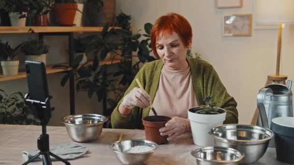 Rechter Schwenk Porträt Der Seniorin Tisch Gemütlichem Raum Mit Warmem — Stockvideo