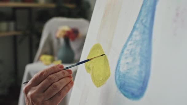 专注于白天拿着画笔 在室内画静物画的难以辨认的女人的手 — 图库视频影像