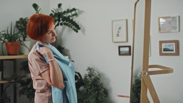 Medium Ditembak Wanita Senior Dengan Rambut Merah Berdiri Depan Cermin — Stok Video
