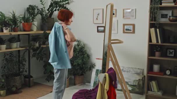 Filmagem Completa Mulher Sênior Feliz Estúdio Tentando Casaco Azul Frente — Vídeo de Stock
