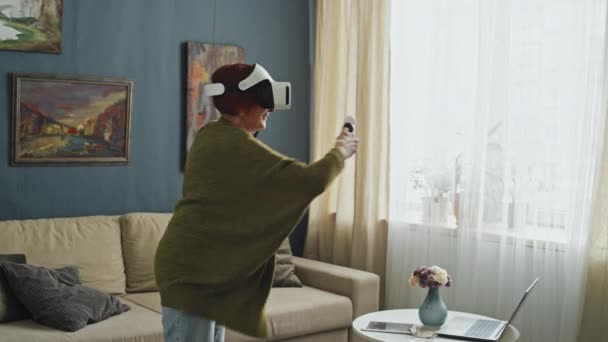 Střední Plný Záběr Starší Ženy Brýlemi Držení Pohybových Senzorů Při — Stock video
