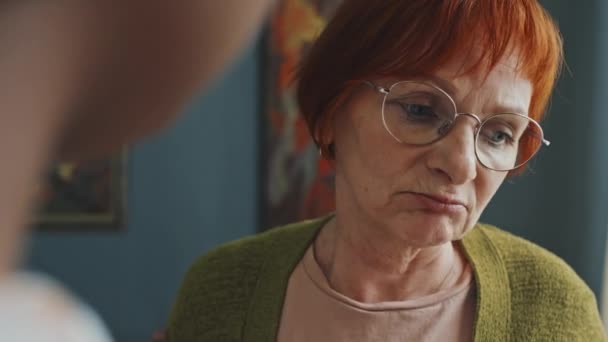 Ombro Closeup Mulher Sênior Com Cabelo Ruivo Vestindo Óculos Sentindo — Vídeo de Stock