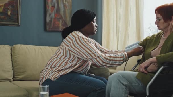 Пеннінг Правий Середній Знімок Старшої Жінки Сидить Інвалідному Візку Афроамериканської — стокове відео