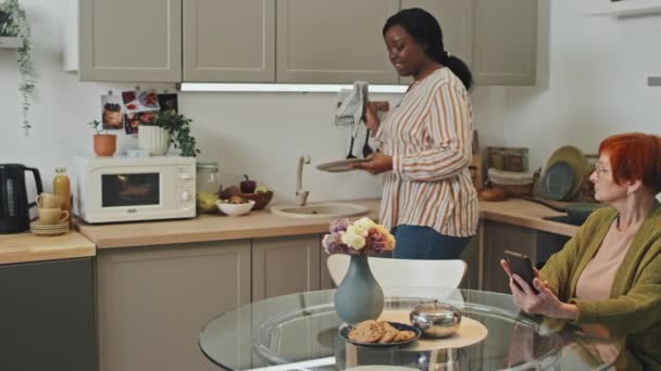 Panorámica Derecha Media Toma Completa Afroamericano Asistente Cuidado Casa Lavar — Vídeos de Stock