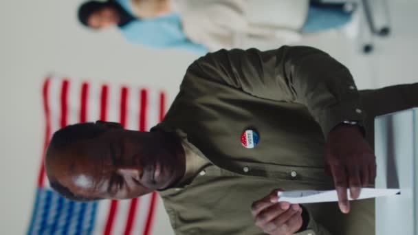 Orta Yaşlı Haki Yeşili Tişörtlü Afro Amerikan Bir Adamın Devlet — Stok video