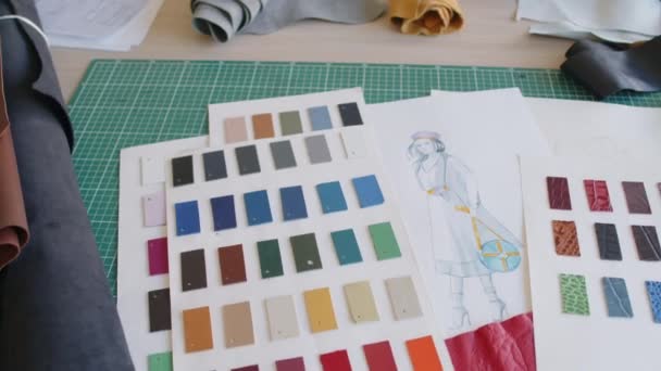 Nahaufnahme Des Designertisches Atelier Mit Lederschnitten Farbdiagramm Und Mustern Schnittmatte — Stockvideo