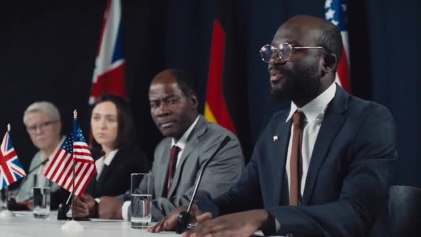 Μεσαία Λήψη Του Αφροαμερικανού Πρωθυπουργού Γυαλιά Που Δίνει Ομιλία Στην — Αρχείο Βίντεο
