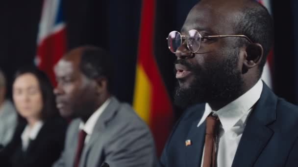 Střední Detailní Selektivní Záběr Afro Amerického Ministra Zahraničí Citově Mluvícího — Stock video