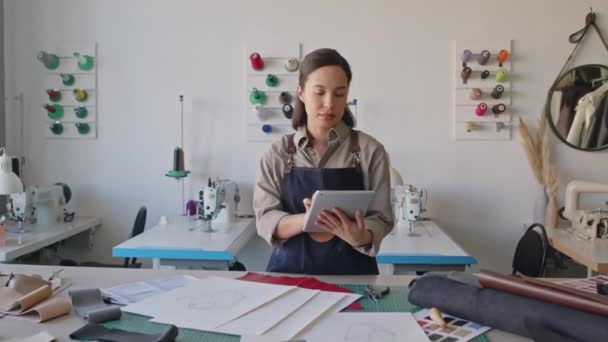 Средний Зум Снимок Молодой Многонациональной Женщины Фартуке Стоящей Маленькой Кожаной — стоковое видео
