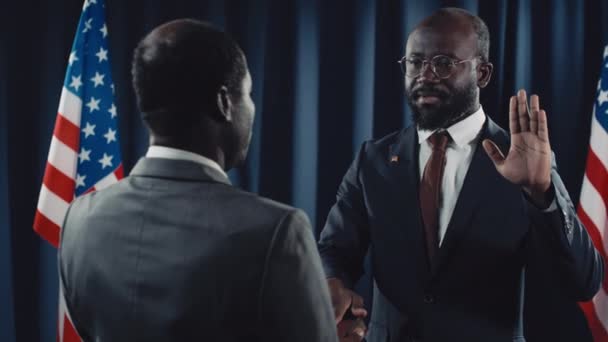 Mittlere Aufnahme Eines Feierlichen Bärtigen Afroamerikanischen Politikers Mittleren Alters Festlichem — Stockvideo