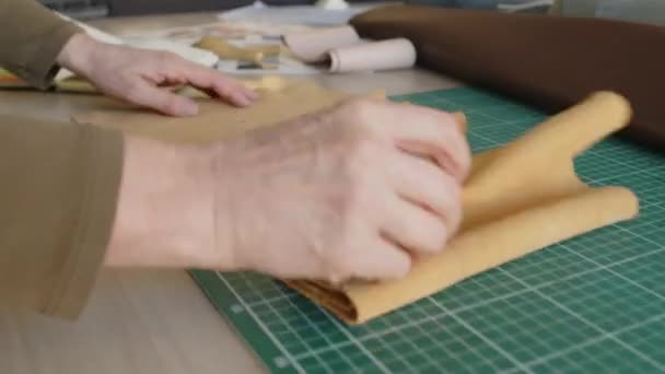 Nahaufnahme Der Hände Einer Anonymen Handtaschendesignerin Mittleren Alters Die Ausrollt — Stockvideo