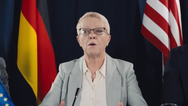 Uluslararası Zirveden Sonra Abd Alman Bayrakları Önünde Düzenlenen Ortak Basın — Stok video