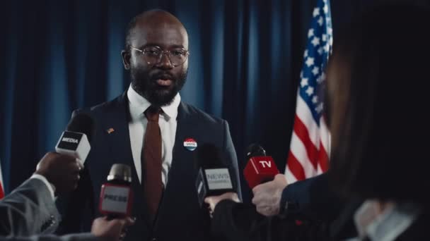 Tiro Médio Político Afro Americano Candidato Presidencial Terno Gravata Óculos — Vídeo de Stock
