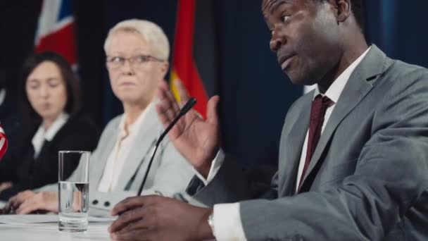 Colpo Medio Politico Afroamericano Abito Formale Cravatta Seduto Tavola Simposio — Video Stock