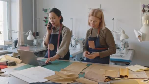 Kompletní Záběr Dvou Veselých Ženských Krejčích Pracujících Ateliéru Mladá Multietnická — Stock video