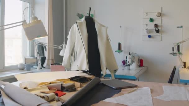 Bogenaufnahme Einer Weißen Jacke Auf Schaufensterpuppe Leeren Atelier Während Der — Stockvideo