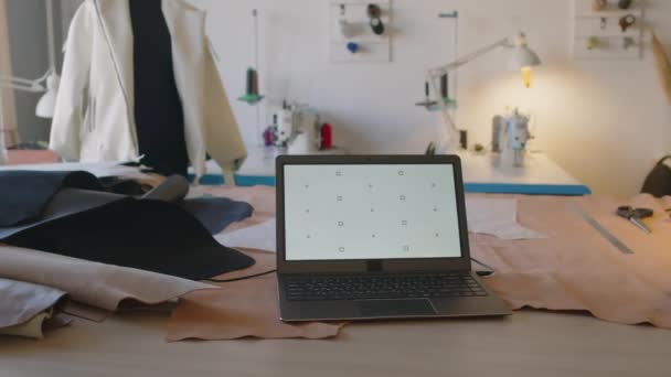 Vollbogenaufnahme Des Laptops Mit Leerem Weißen Bildschirm Auf Dem Tisch — Stockvideo