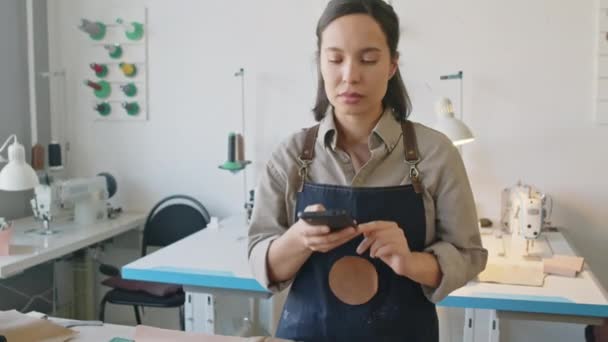 Keskikokoinen Lähikuva Nuorten Naisten Nahka Työpaja Omistaja Seisoo Pöydässä Ottaa — kuvapankkivideo