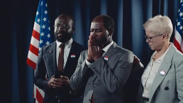 Средний Снимок Лидера Афроамериканской Политической Партии Слушающего Поднятыми Руками Результаты — стоковое видео