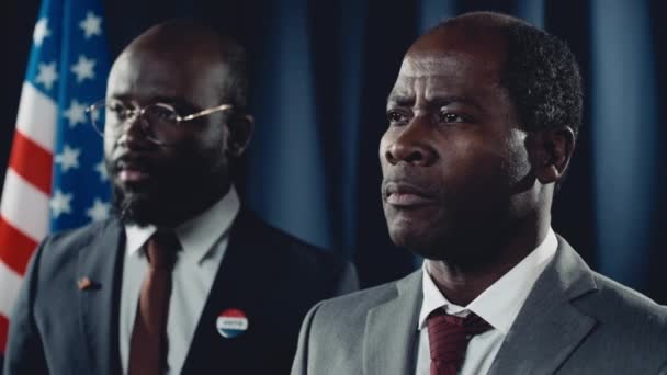 Närbild Skott Afroamerikansk Politisk Partiledare Höra Dåliga Valresultat Knäppa Händer — Stockvideo