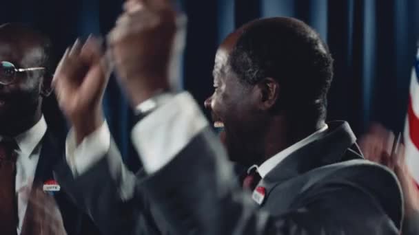 Крупный План Афроамериканского Кандидата Президенты Который Слышит Результаты Выборов Затем — стоковое видео