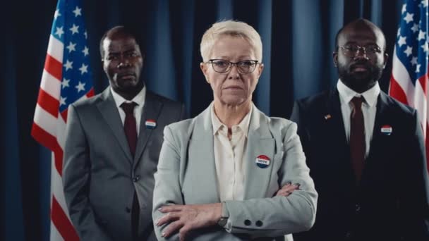 Střední Portrét Záběru Odhodlané Bělošky Středního Věku Kandidátky Prezidentku Afroamerického — Stock video