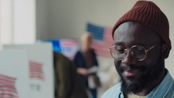 Primer Plano Enfoque Selectivo Retrato Hombre Afroamericano Mediana Edad Gorro — Vídeos de Stock