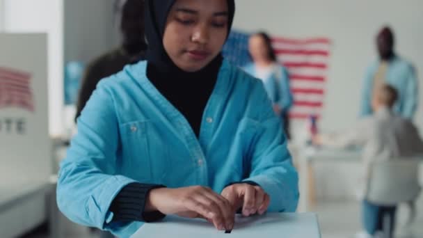 Средний Снимок Молодой Мусульманки Черном Исламском Хиджабе Синей Блузке Опускающей — стоковое видео