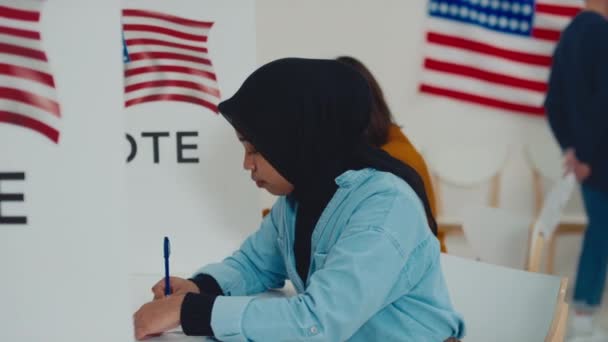Střední Snímek Mladé Muslimky Černé Islámské Hidžáb Modré Blůze Sedí — Stock video