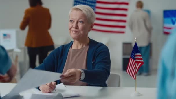 Middelgroot Close Shot Van Vrolijke Blanke Vrouwelijke Verkiezingsambtenaar Van Middelbare — Stockvideo