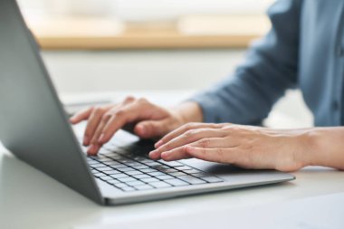 Bilgisayarlı genç bayan çalışanın ya da genel müdürün veri girişi ya da iş yeriyle internet üzerinden iletişim kurması