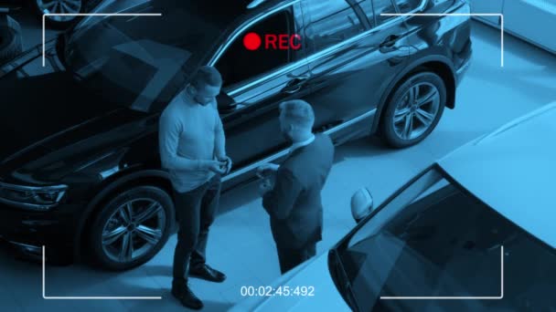 Beveiligingscamera Shot Van Jonge Mannelijke Klant Het Krijgen Van Autosleutel — Stockvideo