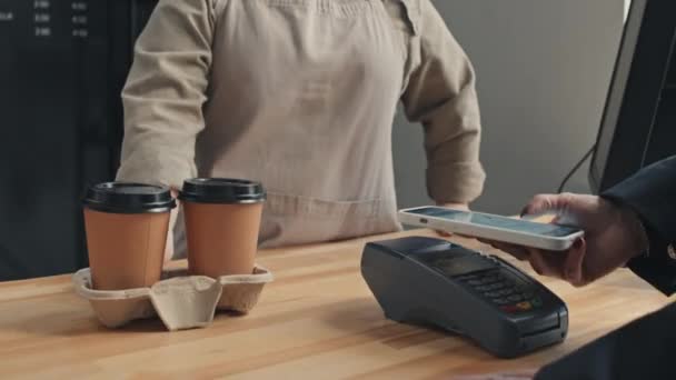 Engelli Bir Kadının Modern Kafede Çalışıp Müşteriye Iki Fincan Kahve — Stok video