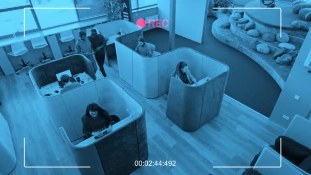 Câmera Cctv Filmagem Jovens Sentados Cabines Privadas Escritório Moderno Trabalhando — Vídeo de Stock