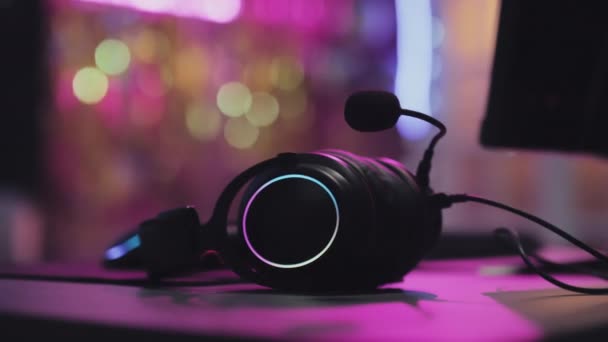 Seçici Odak Noktası Modern Oyun Kulaklığını Neon Işıkta Çeken Kimse — Stok video