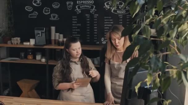Plan Moyen Propriétaire Petit Café Debout Comptoir Discutant Nouveau Menu — Video