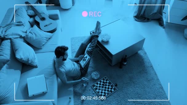 Câmera Espiã Alto Ângulo Filmada Jovem Sentado Chão Jogando Xadrez — Vídeo de Stock